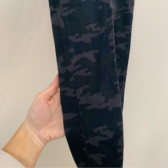 SPANX Look at Me Now Gray Camo Print Size Medium - Picture 4 of 8